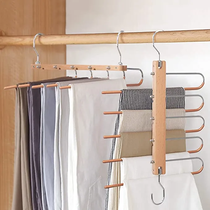 Platzsparende Kleiderbügel für magische Hosen im Schrank