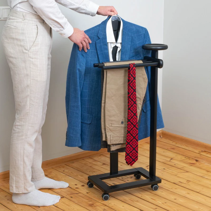 Tatkraft Baron – Herrendiener, Made in Italy, mit einem Kleiderbügel, drei Hosenhaltern, Ablage und Rollen, aus Buchenholz, Schwarz