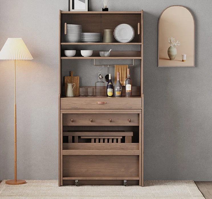Stallschrank mit ausziehbarem Tisch und Klappstühlen