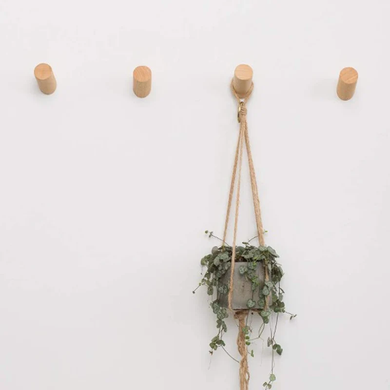 An der Wand befestigte Kleiderhaken aus Holz