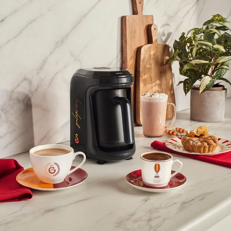 Karaca x Galatasaray Lizenzierte Hatır Hüps Türkische Kaffeemaschine mit Milchfunktion und Vereinshymne