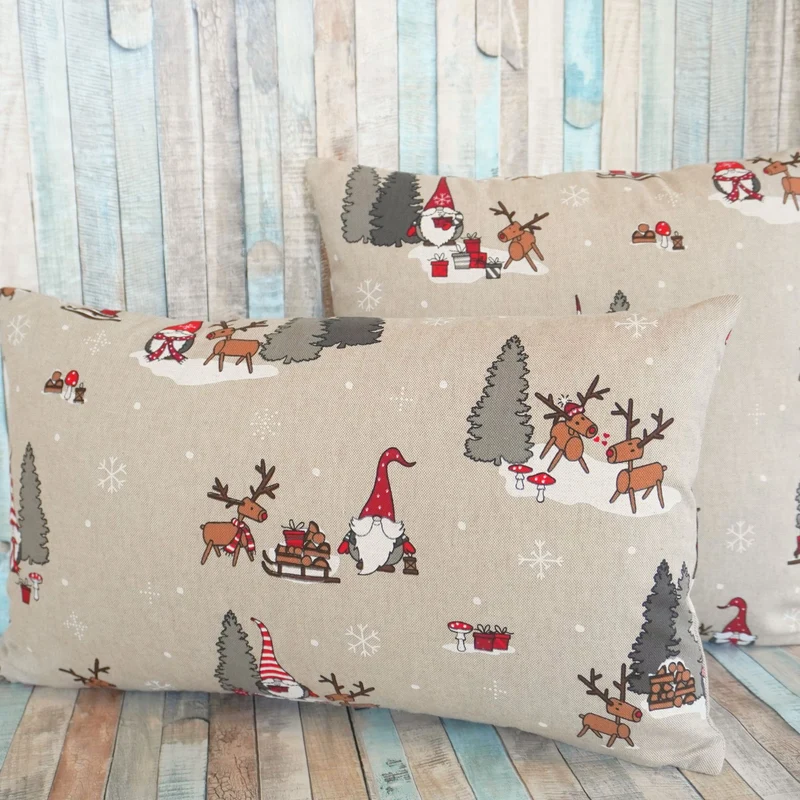 Weihnachtlicher Sofa-Kissenbezug mit Rentier- und Wichtelmotiven
