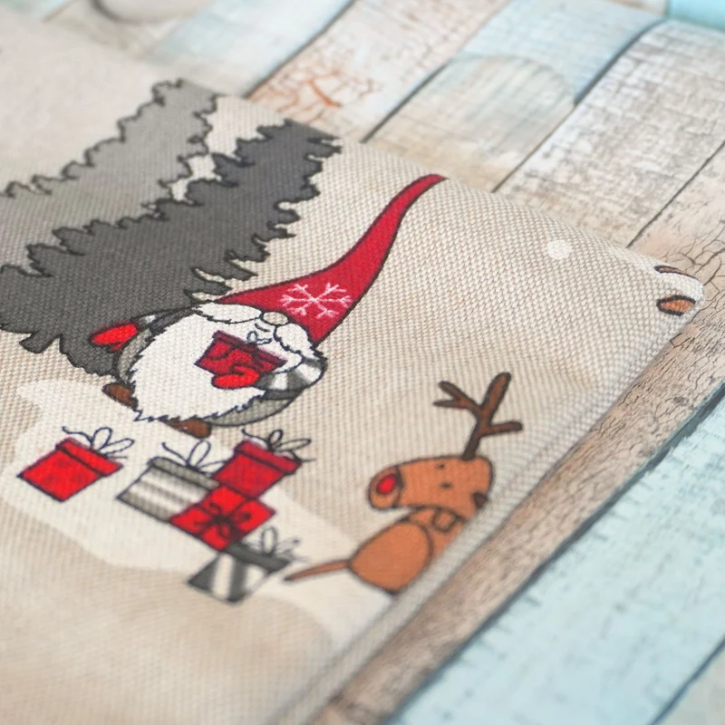 Weihnachtlicher Sofa-Kissenbezug mit Rentier- und Wichtelmotiven
