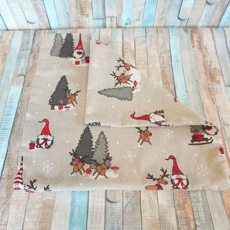 Weihnachtlicher Sofa-Kissenbezug mit Rentier- und Wichtelmotiven