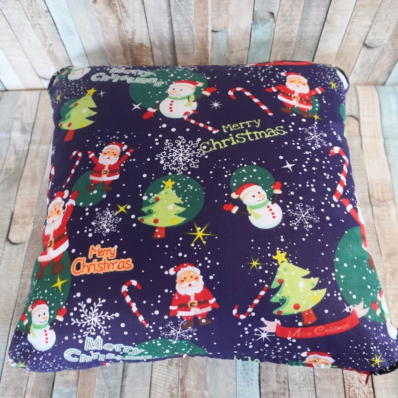 Weihnachtlicher Sofa-Kissenbezug mit Rentier- und Wichtelmotiven