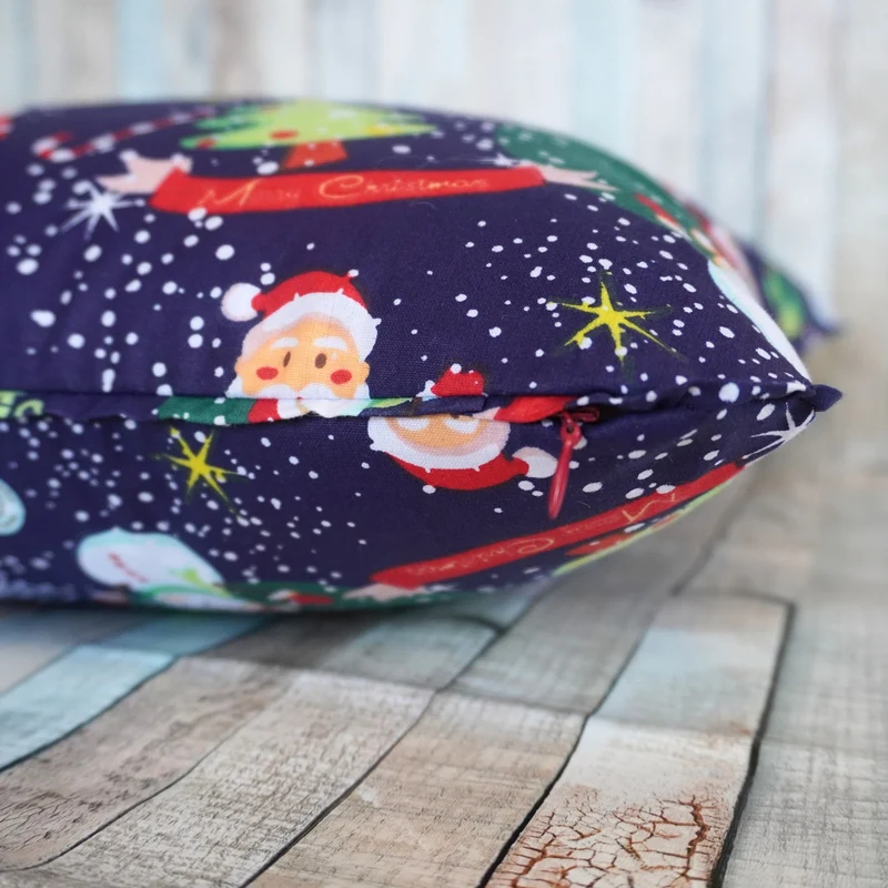 Weihnachtlicher Sofa-Kissenbezug mit Rentier- und Wichtelmotiven