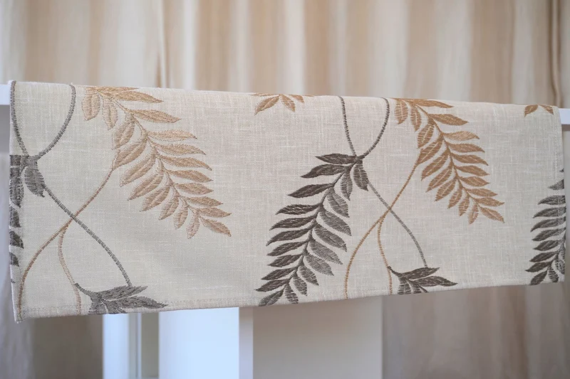Tischdecke, Tischläufer - bestickte Zweige und Blätter in Leinenoptik