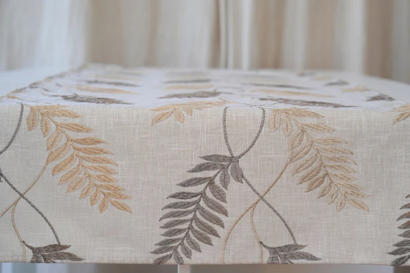 Tischdecke, Tischläufer - bestickte Zweige und Blätter in Leinenoptik