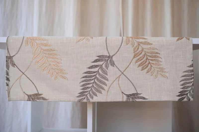 Tischdecke, Tischläufer - bestickte Zweige und Blätter in Leinenoptik