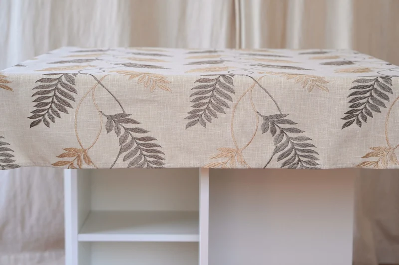 Tischdecke, Tischläufer - bestickte Zweige und Blätter in Leinenoptik