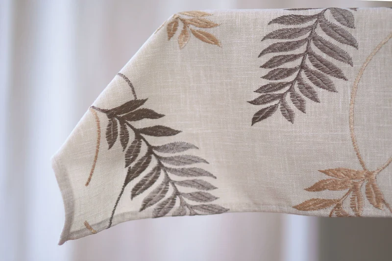 Tischdecke, Tischläufer - bestickte Zweige und Blätter in Leinenoptik