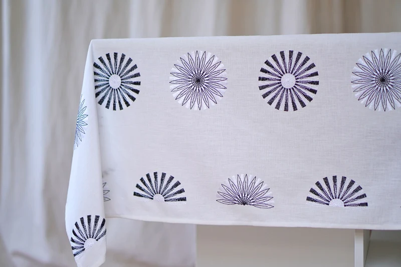 Weiße Tischdecke mit bestickten Kreismotiven in Leinenoptik