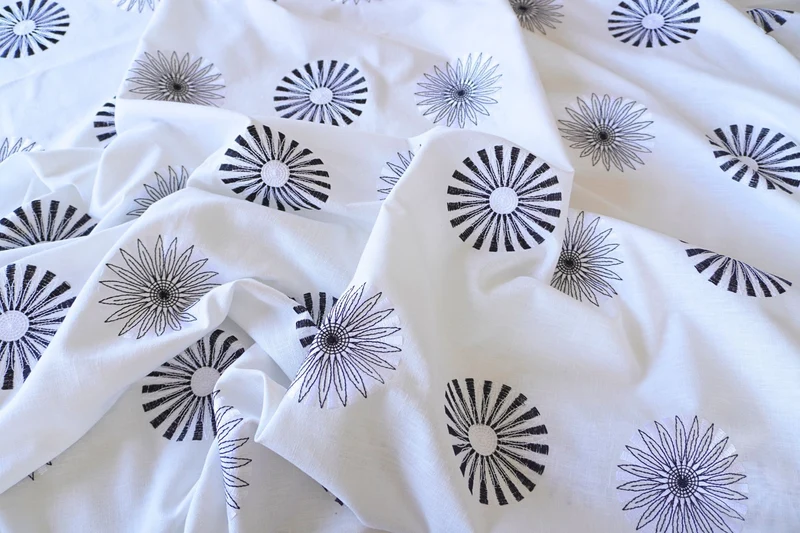 Weiße Tischdecke mit bestickten Kreismotiven in Leinenoptik