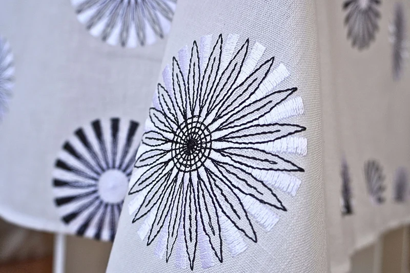 Weiße Tischdecke mit bestickten Kreismotiven in Leinenoptik