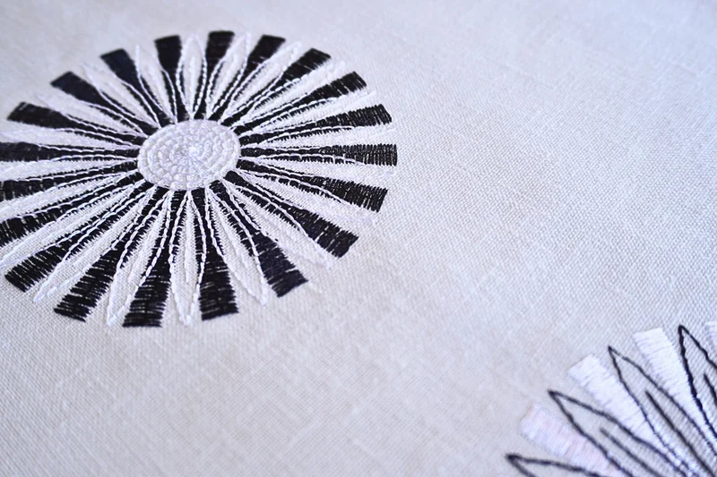 Weiße Tischdecke mit bestickten Kreismotiven in Leinenoptik