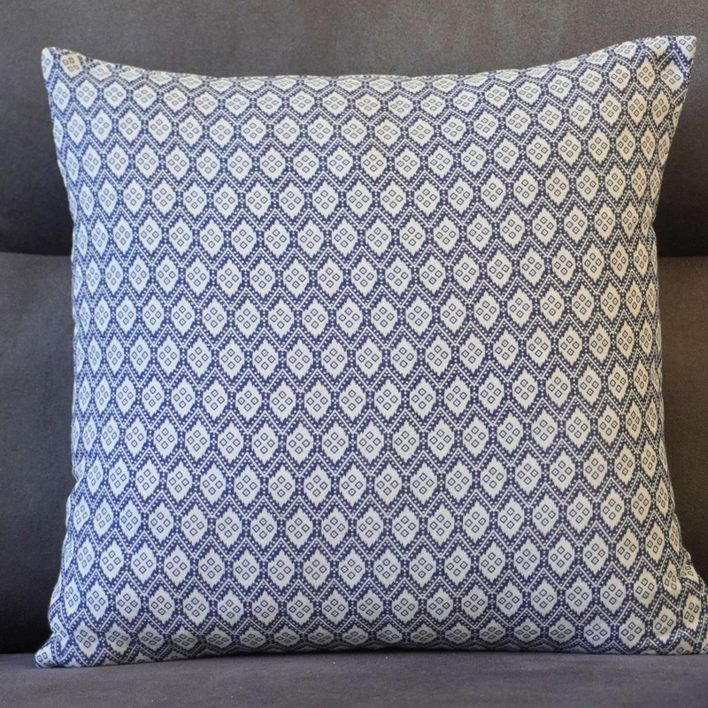 Sofakissenbezug / Kissenhülle mit nordisch blauen Ornamenten Motiven
