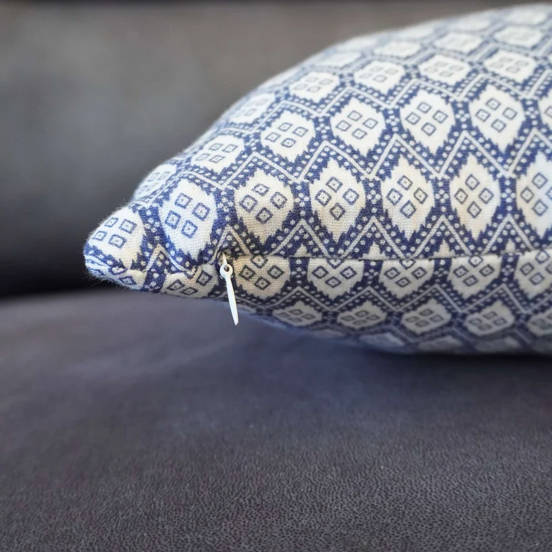 Sofakissenbezug / Kissenhülle mit nordisch blauen Ornamenten Motiven