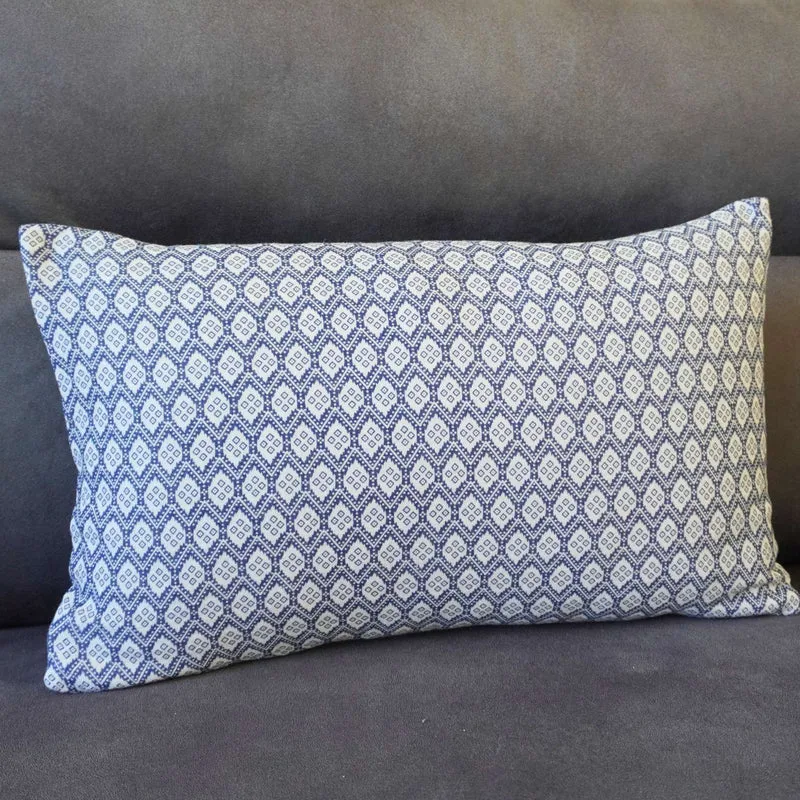Sofakissenbezug / Kissenhülle mit nordisch blauen Ornamenten Motiven