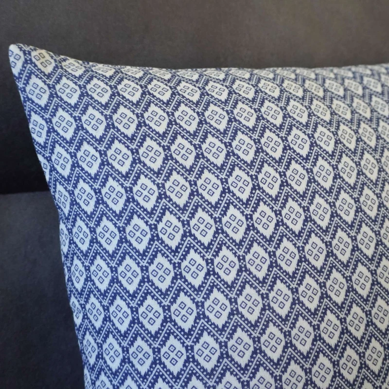 Sofakissenbezug / Kissenhülle mit nordisch blauen Ornamenten Motiven