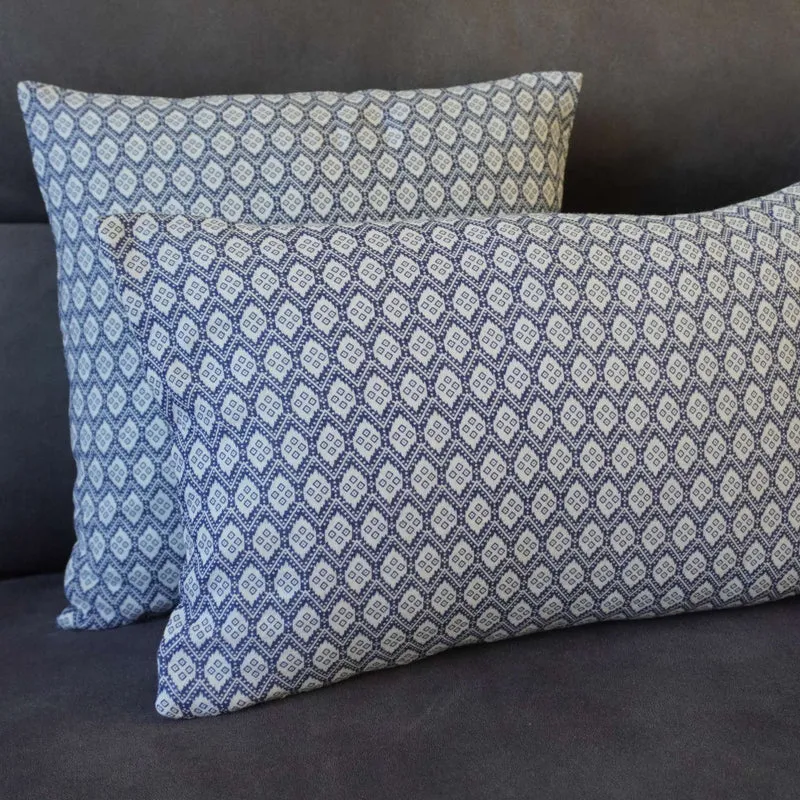 Sofakissenbezug / Kissenhülle mit nordisch blauen Ornamenten Motiven