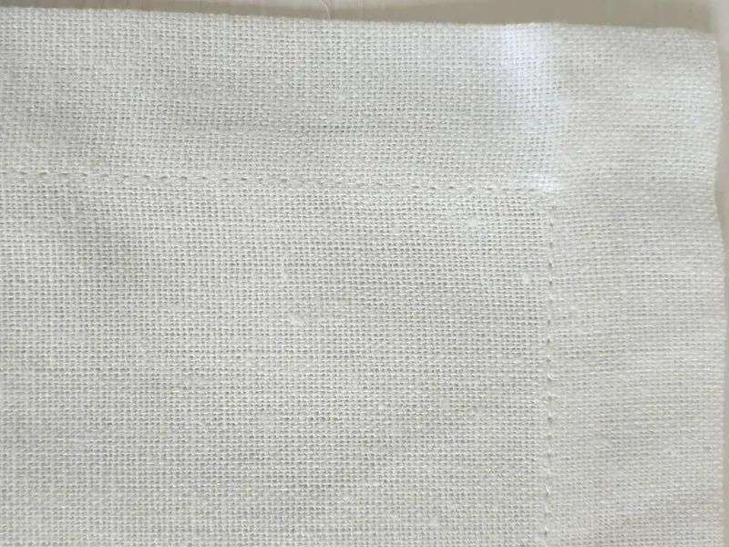 Leinen Stoffserviette mit breiten Rändern