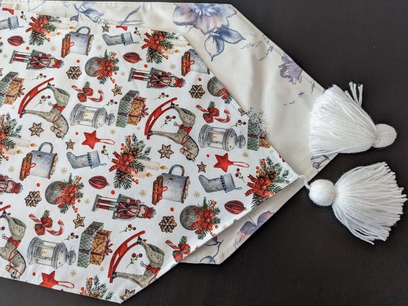 Tischläufer mit Quasten, zwei Seiten - Weihnachtliches und Blumen Motiv