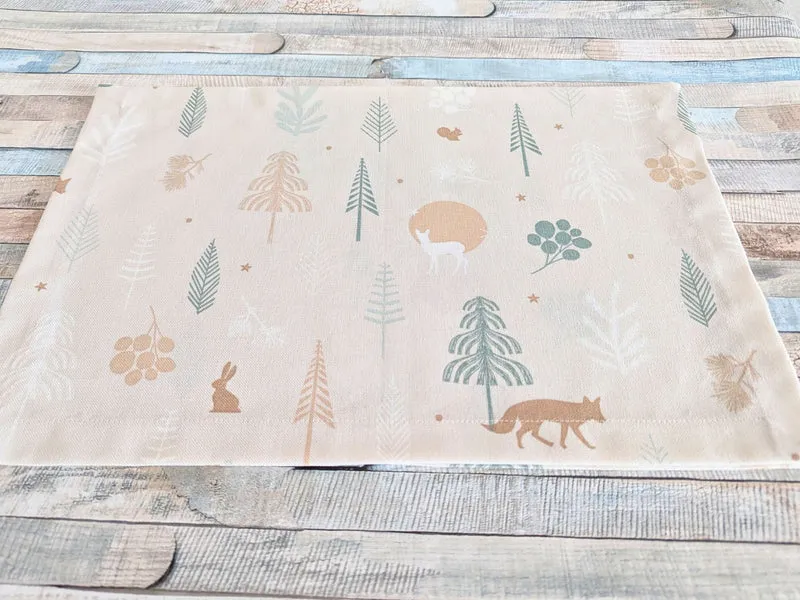 Festliche Platzsets, Unterlage mit Waldtieren im Winterwald