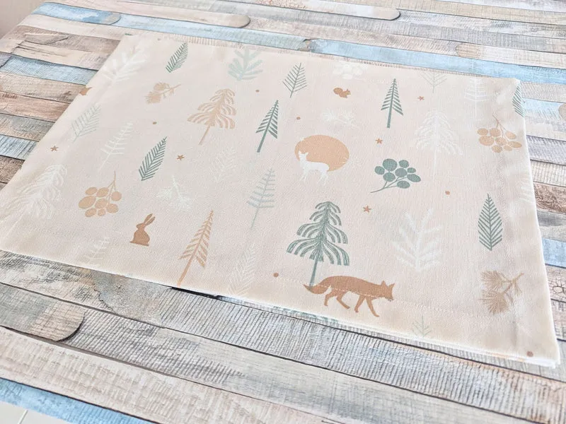 Festliche Platzsets, Unterlage mit Waldtieren im Winterwald