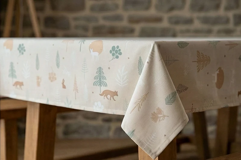 Festliche Tischdecke, Läufer mit Waldtieren im kalten Wald