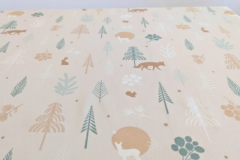 Festliche Tischdecke, Läufer mit Waldtieren im kalten Wald