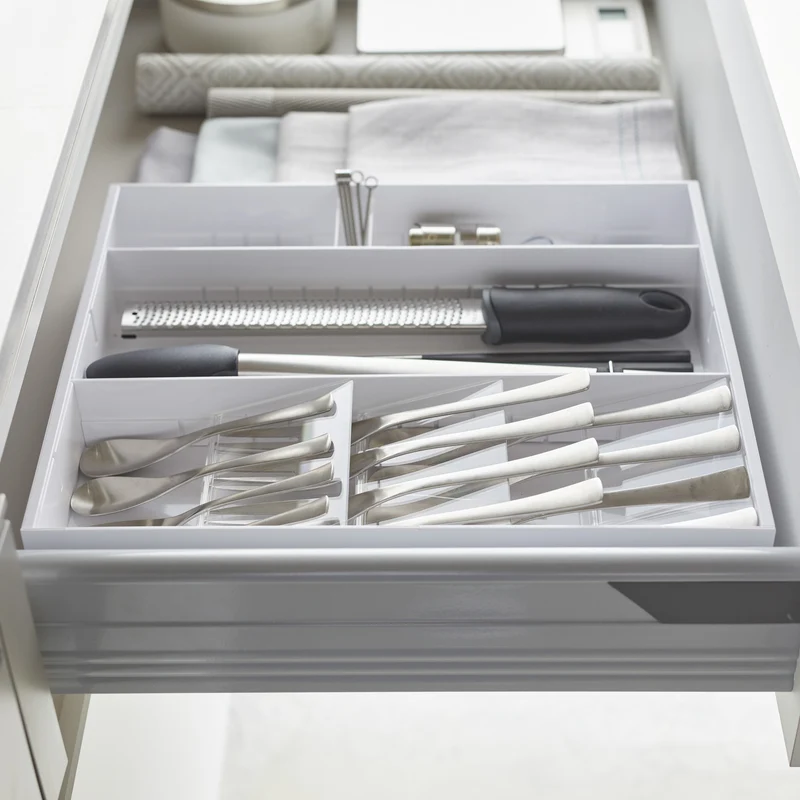 Extendable Cutlery Tray with Angled Compartments