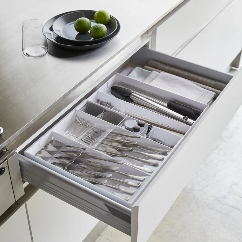 Extendable Cutlery Tray with Angled Compartments