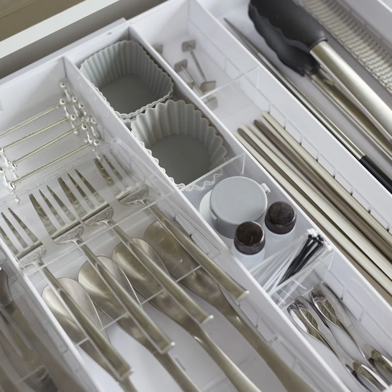Extendable Cutlery Tray with Angled Compartments