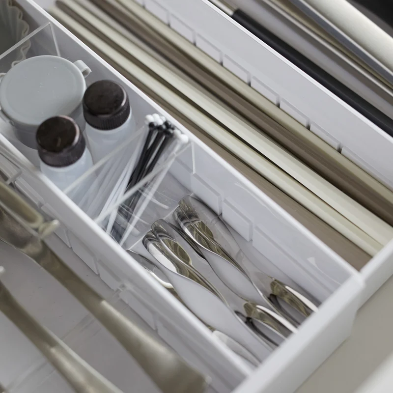 Extendable Cutlery Tray with Angled Compartments