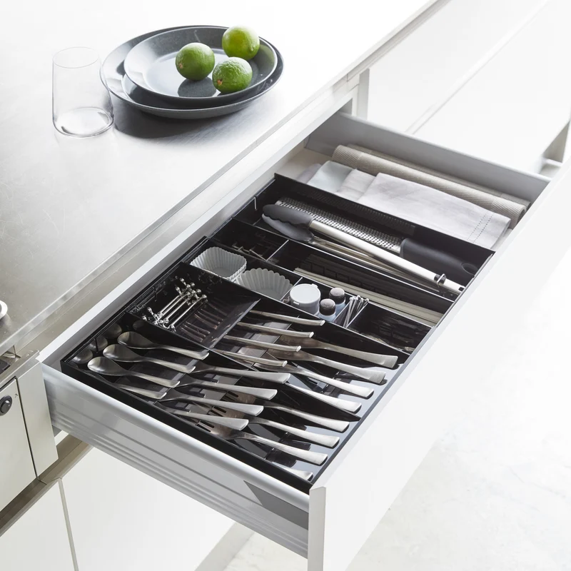 Extendable Cutlery Tray with Angled Compartments