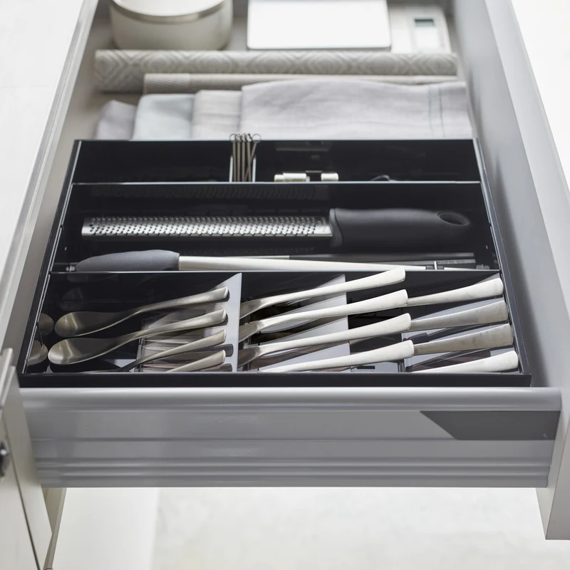 Extendable Cutlery Tray with Angled Compartments