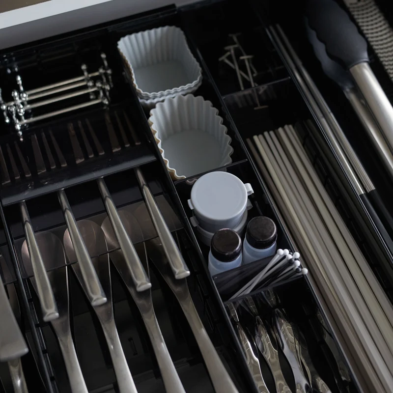 Extendable Cutlery Tray with Angled Compartments