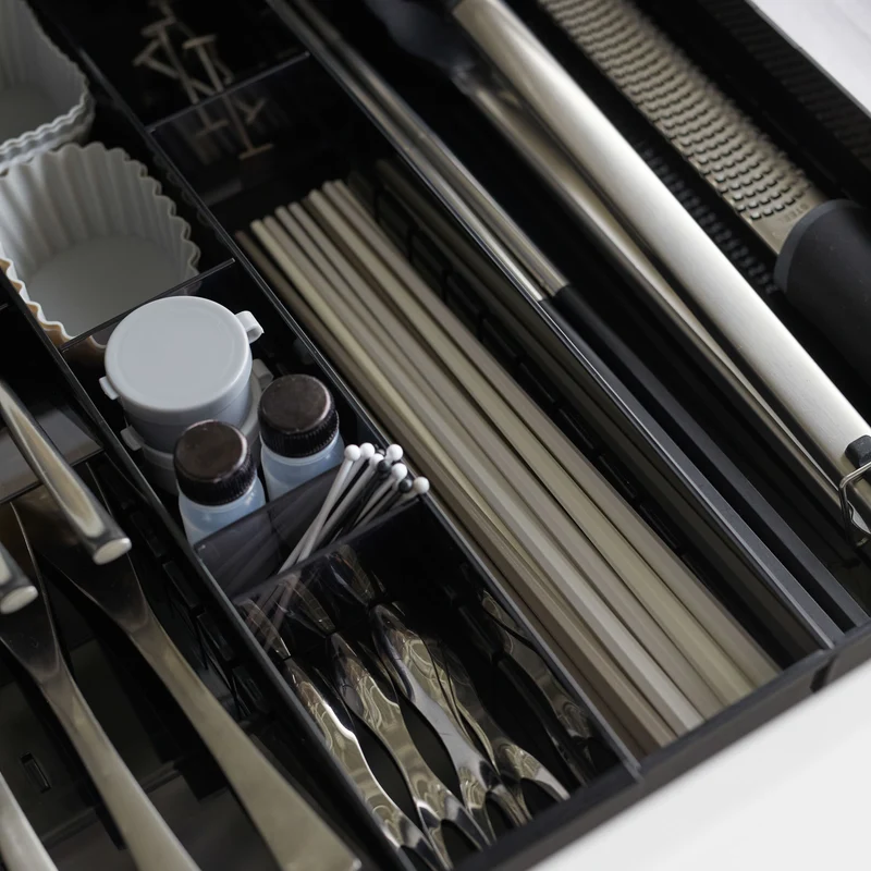 Extendable Cutlery Tray with Angled Compartments