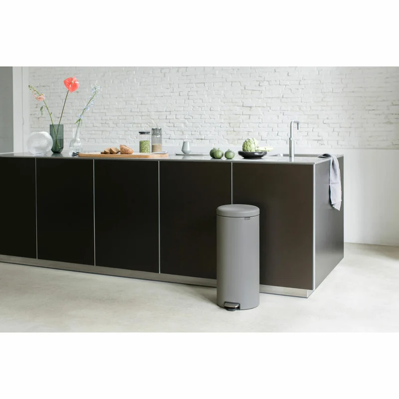 Brabantia Treteimer NewIcon, Abfalleimer, Mülleimer, Abfallbehälter, Stahl, Mineral Concrete Grey, 30 L, 119187