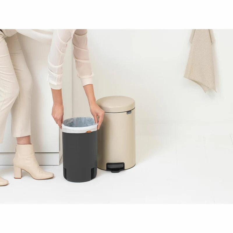 Brabantia Treteimer NewIcon, Abfalleimer, Mülleimer, Abfallbehälter, Stahl, Soft Beige, 12 L, 149924