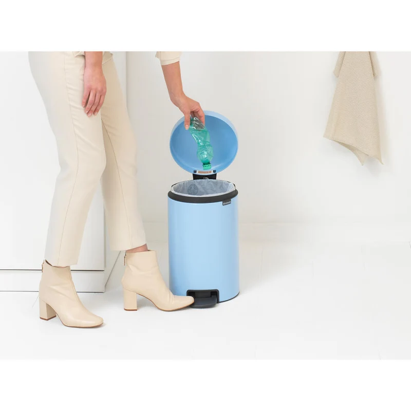 Brabantia Treteimer NewIcon, Abfalleimer, Mülleimer, Abfallbehälter, Stahl, Dreamy Blue, 12 L, 202483