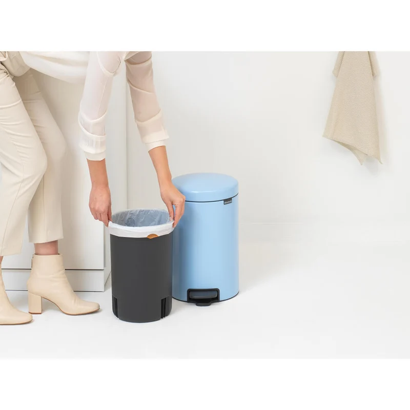 Brabantia Treteimer NewIcon, Abfalleimer, Mülleimer, Abfallbehälter, Stahl, Dreamy Blue, 12 L, 202483