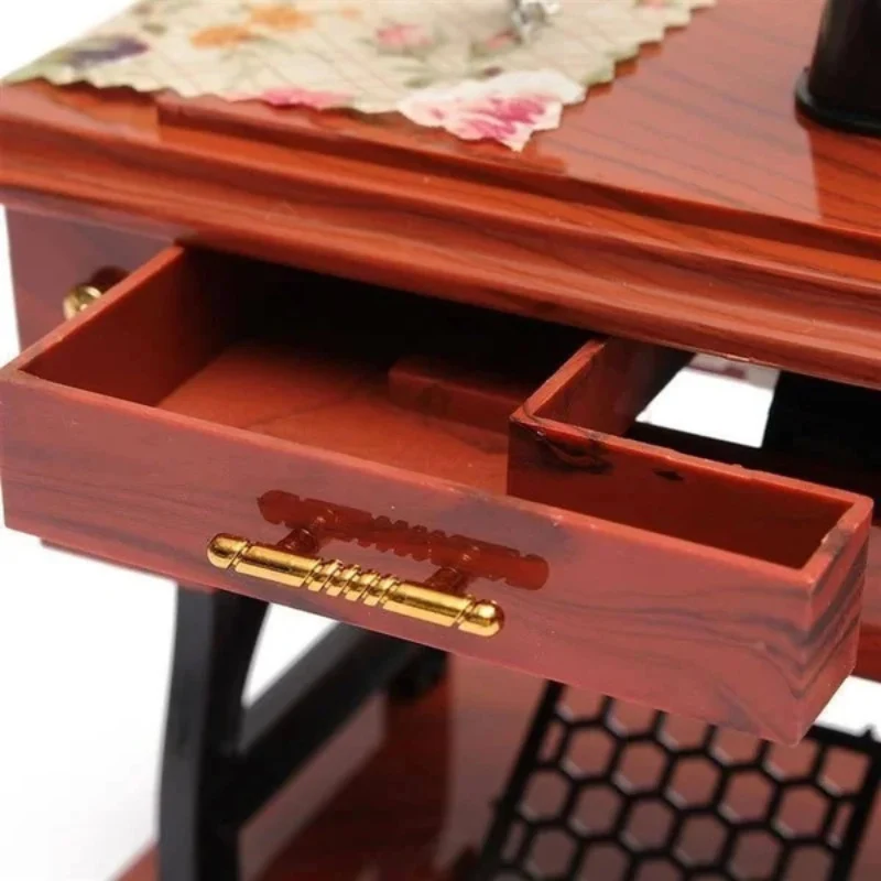 MusicalMachine: Antike Vintage-Nähmaschine Musikdose