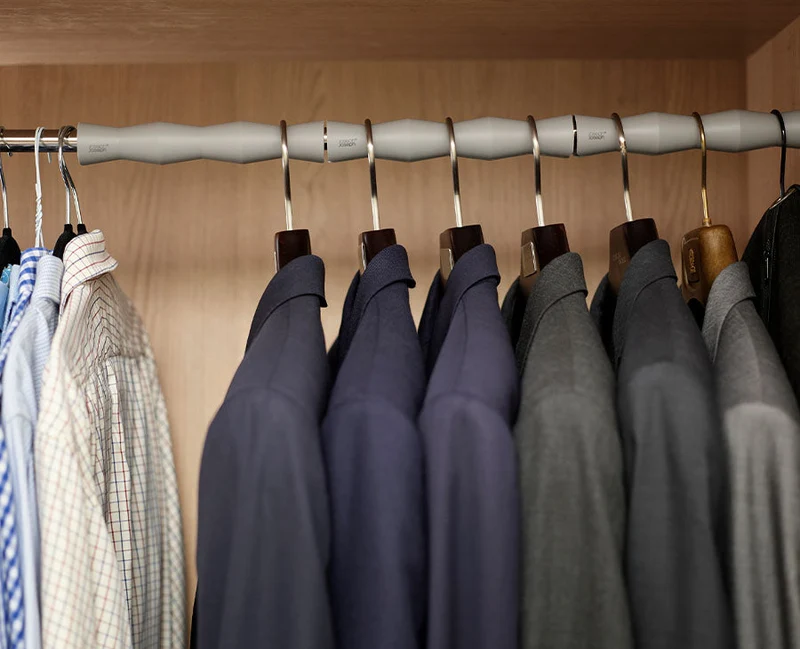 Orderly™ 2er-Pack großer Kleiderbügelabstandshaltersatz, grau