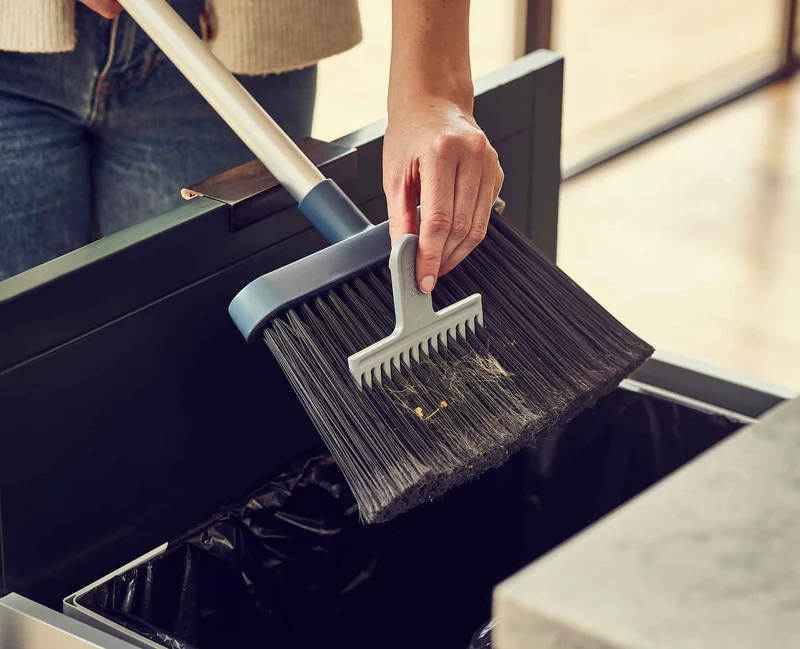 CleanStore Wandmontierter Besen