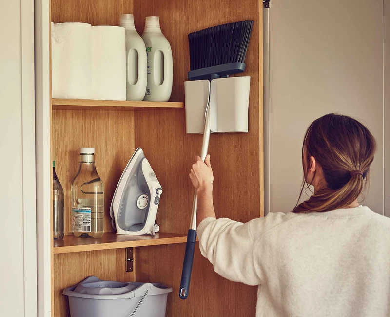 CleanStore Wandmontierter Besen