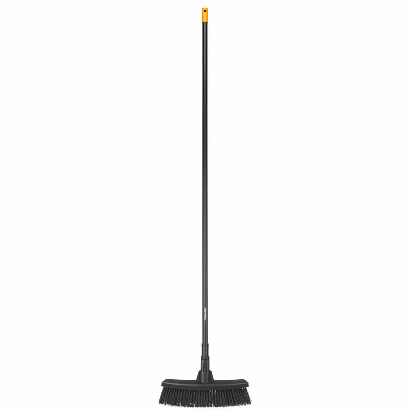 Fiskars Solid Allzweckbesen M, Allzweck Besen, Gartenbesen, Gartenzubehör, Stahl, Schwarz / Orange, 160 cm, 1025921