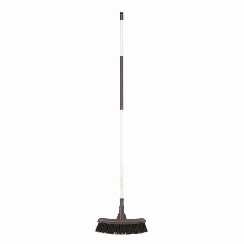 Fiskars Light Besen, Terrassenbesen, Gartenbesen, Gartenzubehör, Kunststoff / Aluminium, Weiß / Schwarz, 162 cm, 1025927