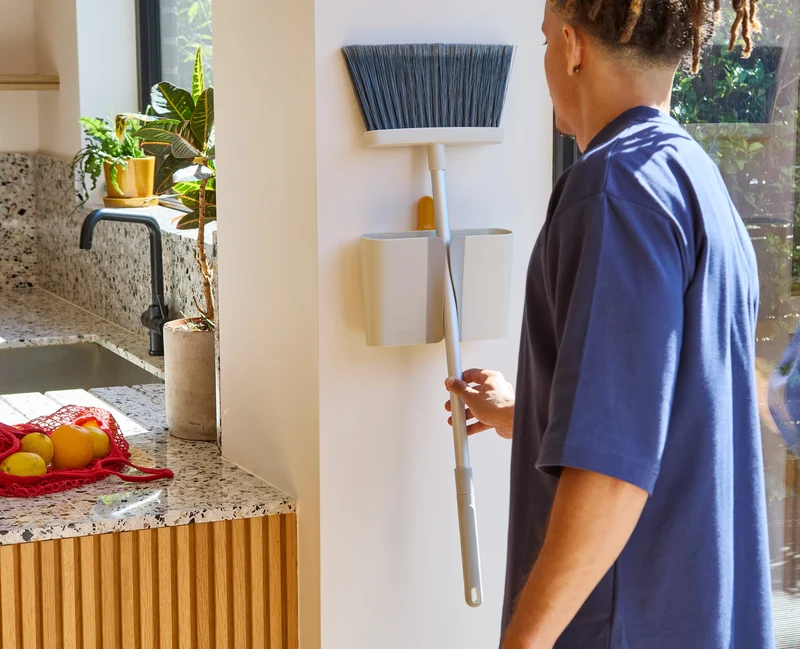CleanTech™ Kehrset aus wandmontiertem Besen, Handfeger und Kehrblech in Hellgrau