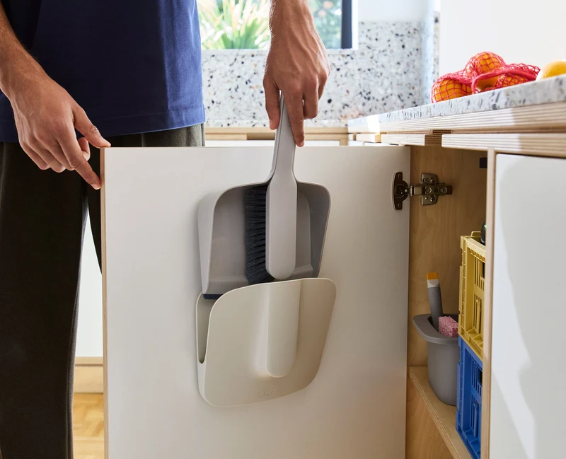 CleanTech™ Kehrset aus wandmontiertem Besen, Handfeger und Kehrblech in Hellgrau